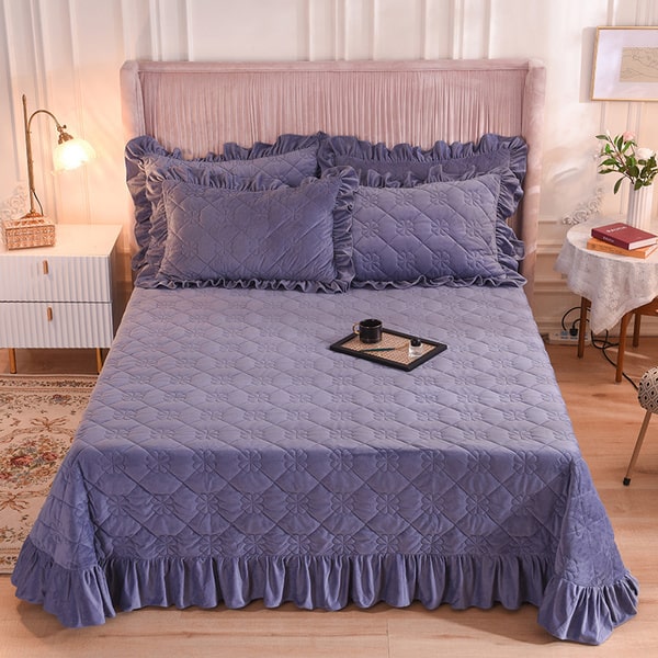 Couvre-lit satin matelassé 3 volants