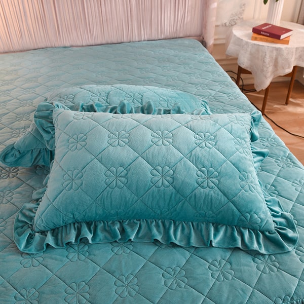 Couvre-lit satin matelassé 3 volants