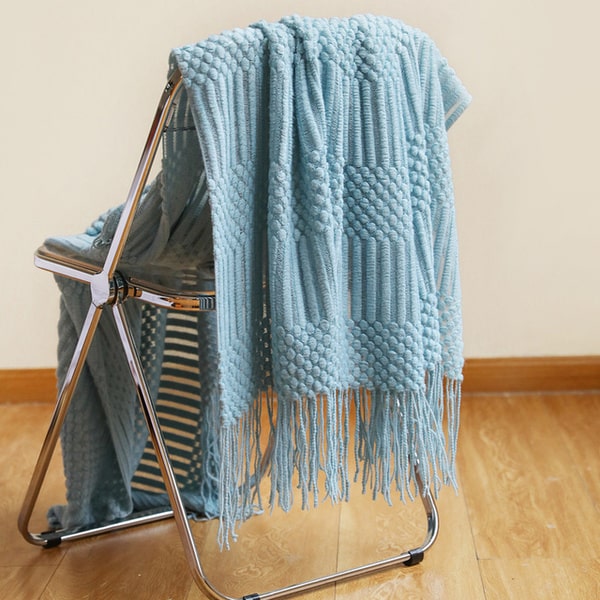 Couvre lit brodé bleu ciel