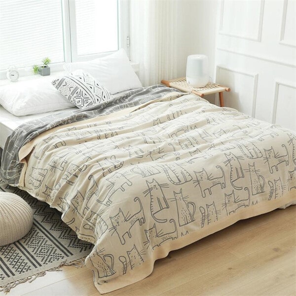 Couvre lit motif chat beige