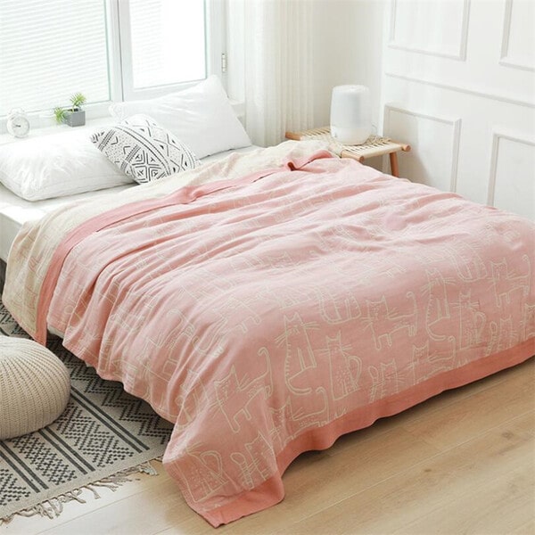 Couvre lit motif chat rose