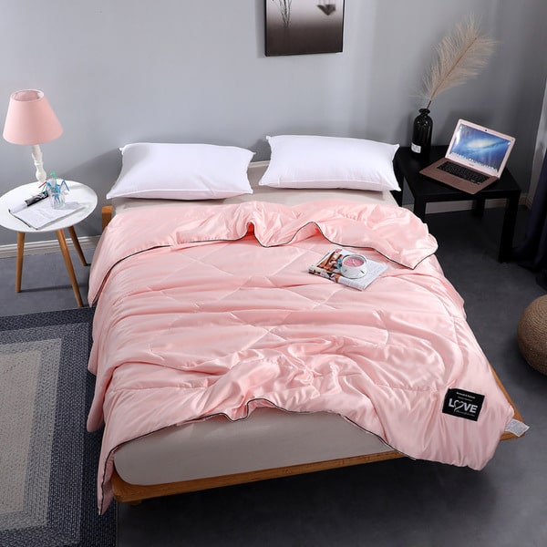 couvre lit satin rose poudré