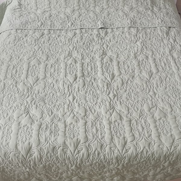 Couvre lit blanc cassé