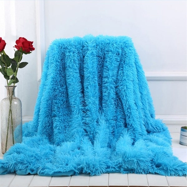 couvre lit en fourrure bleu clair
