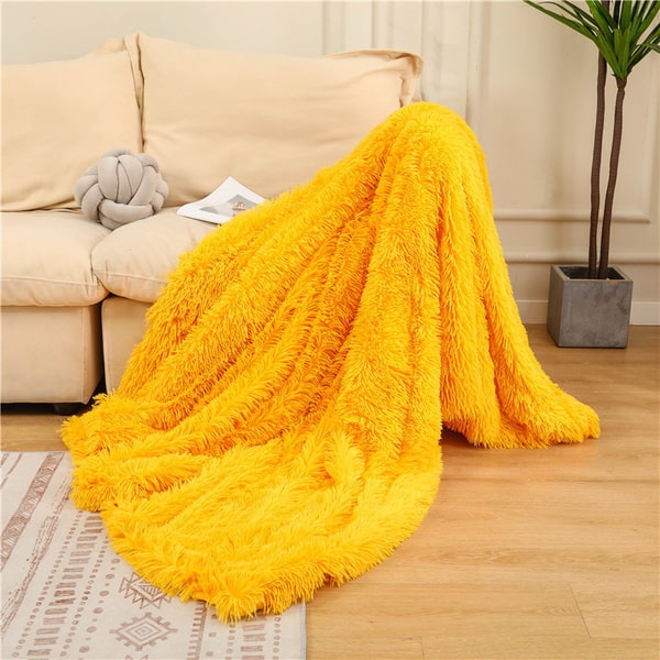 couvre lit en fourrure jaune