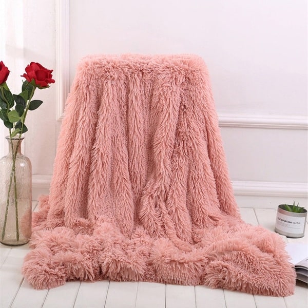 couvre lit en fourrure rose