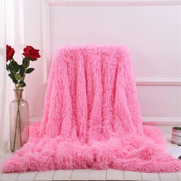 couvre lit en fourrure rose