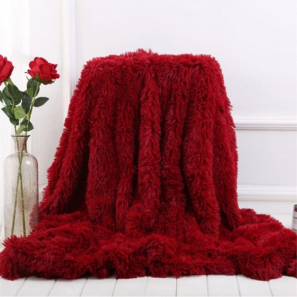 couvre lit en fourrure rouge