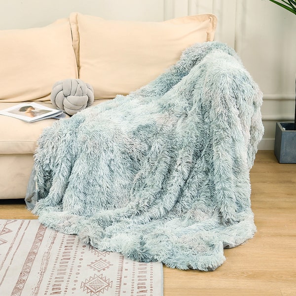 couvre lit fausse fourrure gris clair