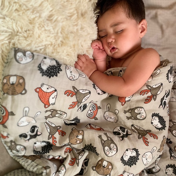 couvre lit garcon sommeil