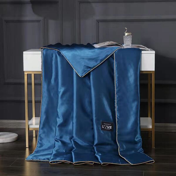 couvre lit satiné bleu