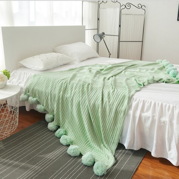 couvre lit tendance 2021 vert ponpom
