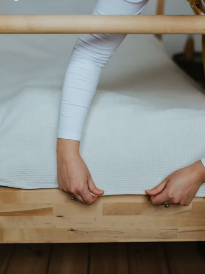 Jupe de lit vs cache-sommier : quelle différence ?