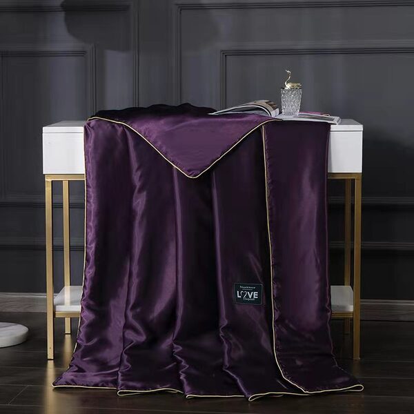 couvre lit satiné violet